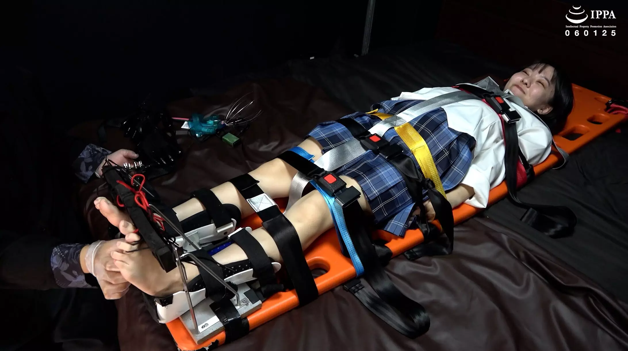 h_1416ad02021 【足裏】「制服のまりちゃんに足枷拘束くすぐりで足裏開発！」WAKA-087加護まり 3