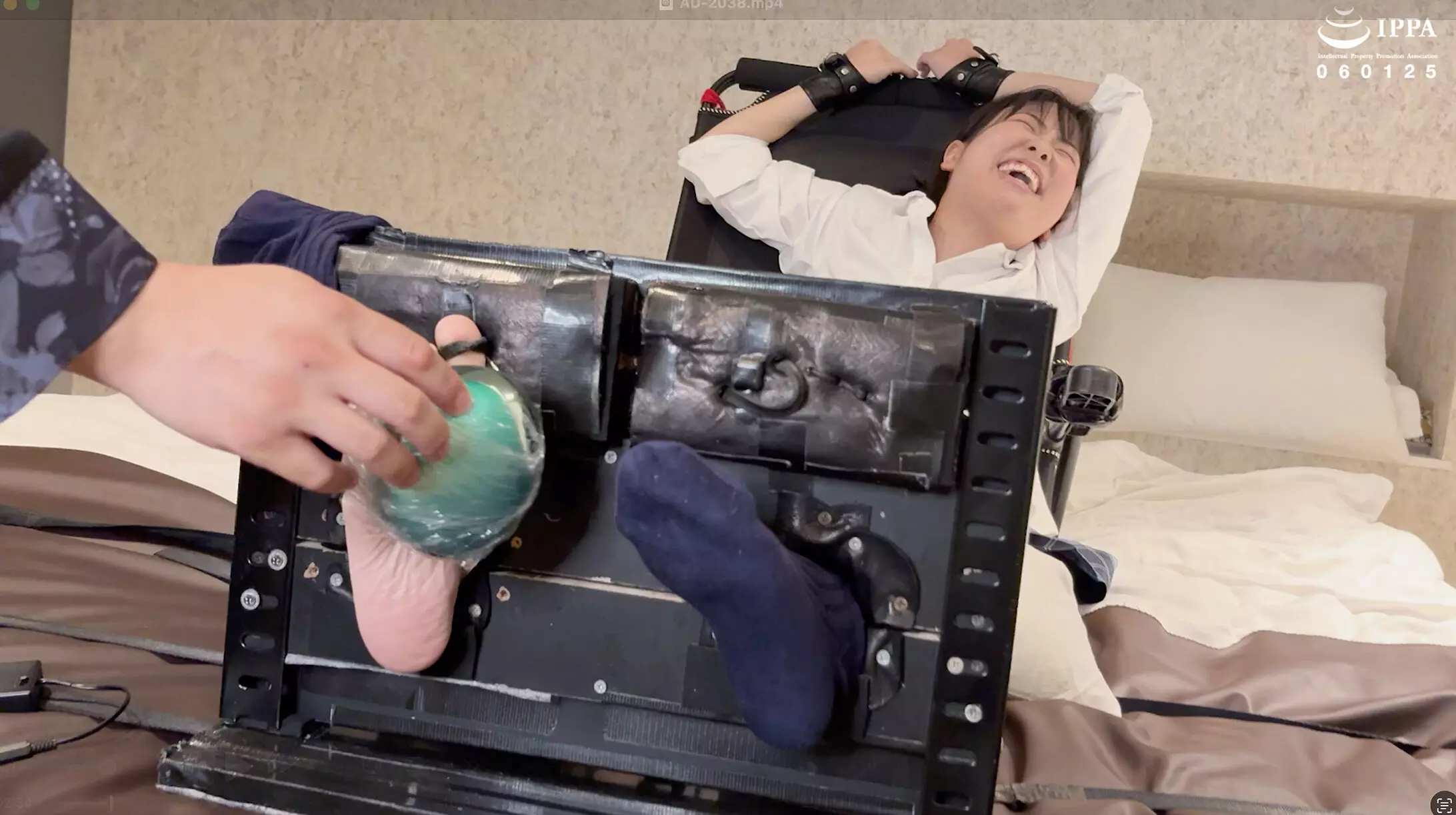 h_1416ad02038 「【くすぐり】足枷拘束でも大暴れ！ぐったりするまでくすぐりつくす！」わかしラボWAKA-083谷田かりな（3）